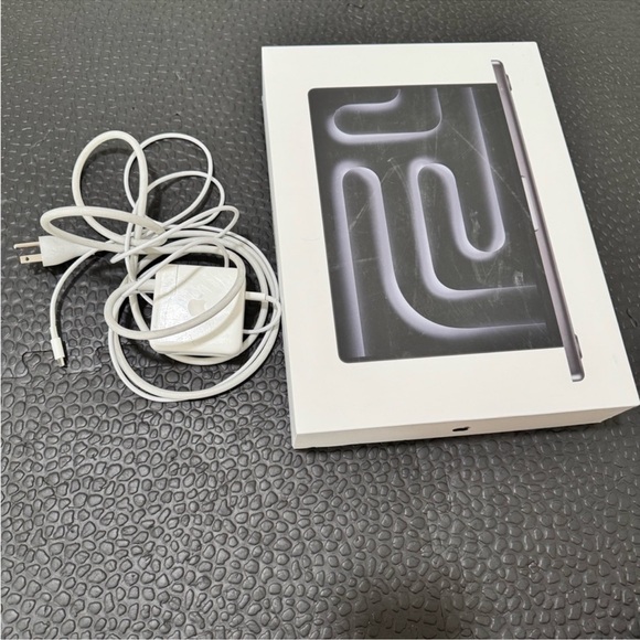 MacBook Pro 13 inch laptop. In GREAT shape. No scratches, works great! - Picture 5 of 14